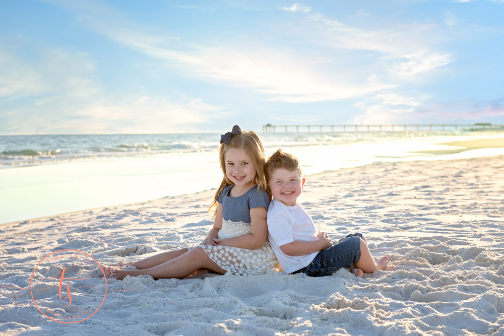 destin family beach photography kids sitting on beach