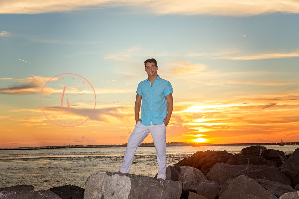 destin senior portraits photographer boy standing on the jetties