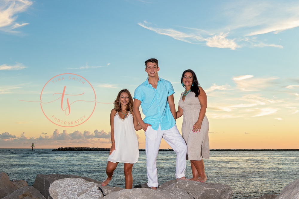 destin senior portraits photographer with the family