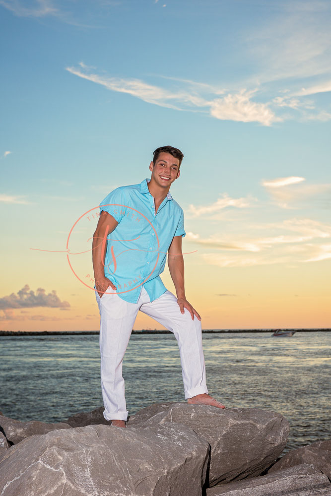 destin senior portraits photographer boy standing on the jetties