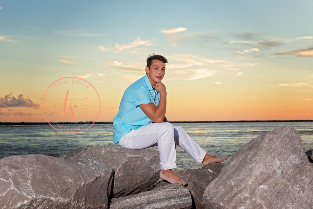 destin senior portraits photographer boy sitting on the jetties