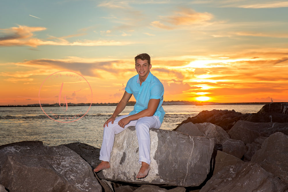 destin senior portraits photographer boy sitting on the jetties